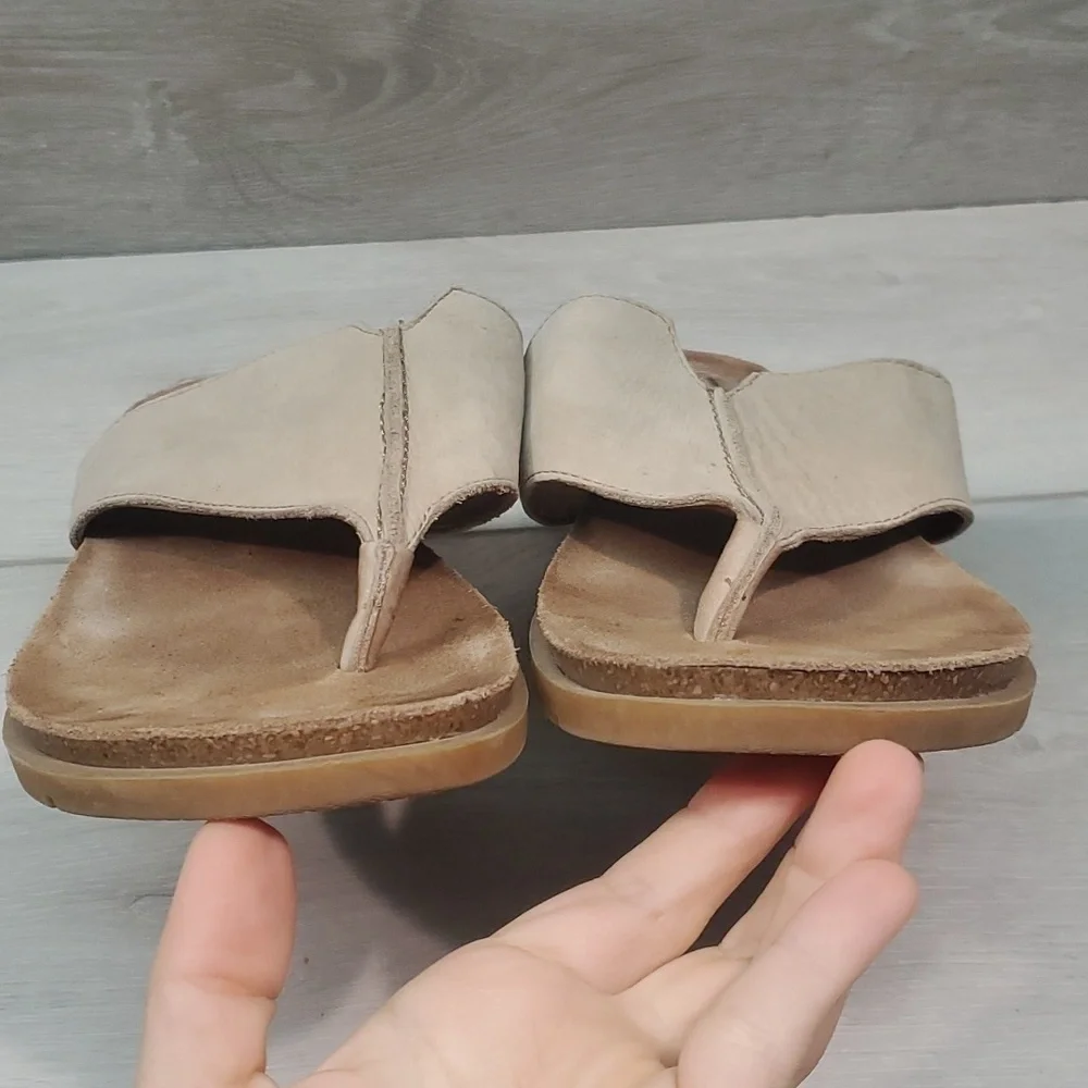 Sofft Womens Comfort Leather T strap Sandals Flats shoes 8.5M